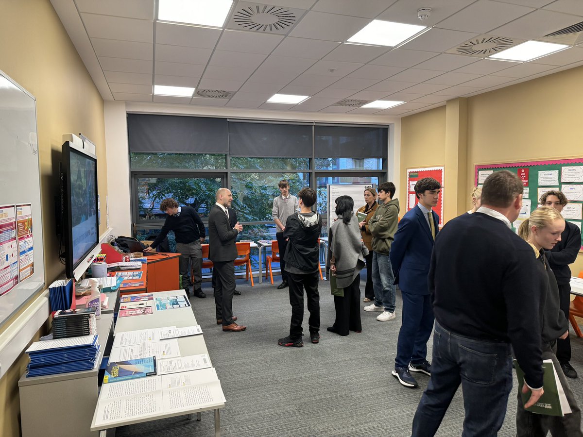 KewHouseHmn's tweet photo. The Sixth Form Open Evening tonight was a  great evening for the faculty to showcase the challenging and engaging courses we offer at A Level. Our current pupils spoke with pride about their courses &amp; sixth form life. @KewHouseSixth @KewHouseSchool https://t.co/bGyqNfMBS8