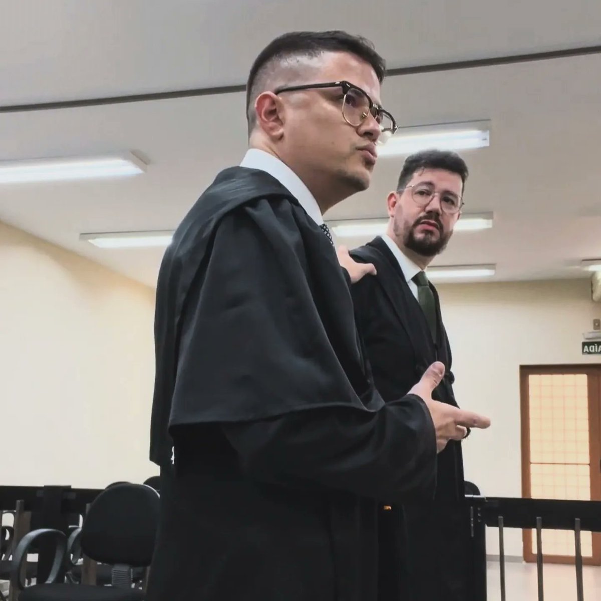 Thiago_Rech's tweet image. Júri na cidade de Aquidauana/MS. Homicídio qualificado (motivo futil, meio cruel e recurso que impossibilitou a defesa da vítima). As teses foram de absolvição por negativa de autoria, reconhecimento da causa de diminuição do art. 121, §1º, CP, e afastamento das qualificadoras.