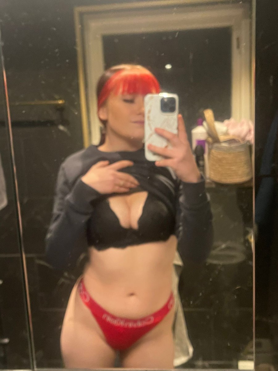 kellyklitta's tweet photo. Retweeta om jag får dyka upp i ditt rum såhär https://t.co/CPHfBB4MmH