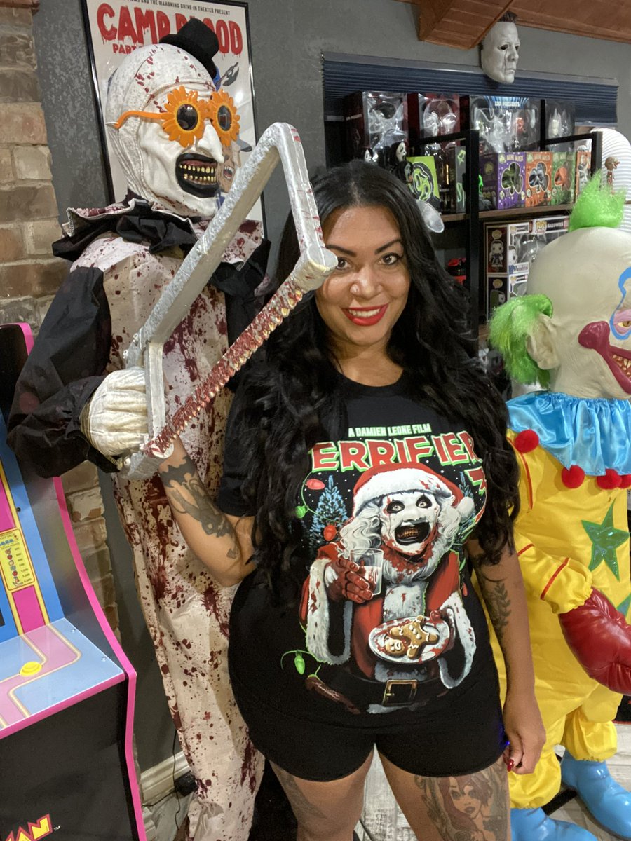 SalemsCellar's tweet image. “Who is this Santa? He’s scaring my kid.”

“Yeah he’s scaring me too.” 🎅🏽🤡💚🔪

Shirt From @Terror_Threads 

#terrorthreads #terrifier3 #terrifier #arttherapy #terrifier2 #arttheclown #santa #christmas #holiday #movie #tshirts