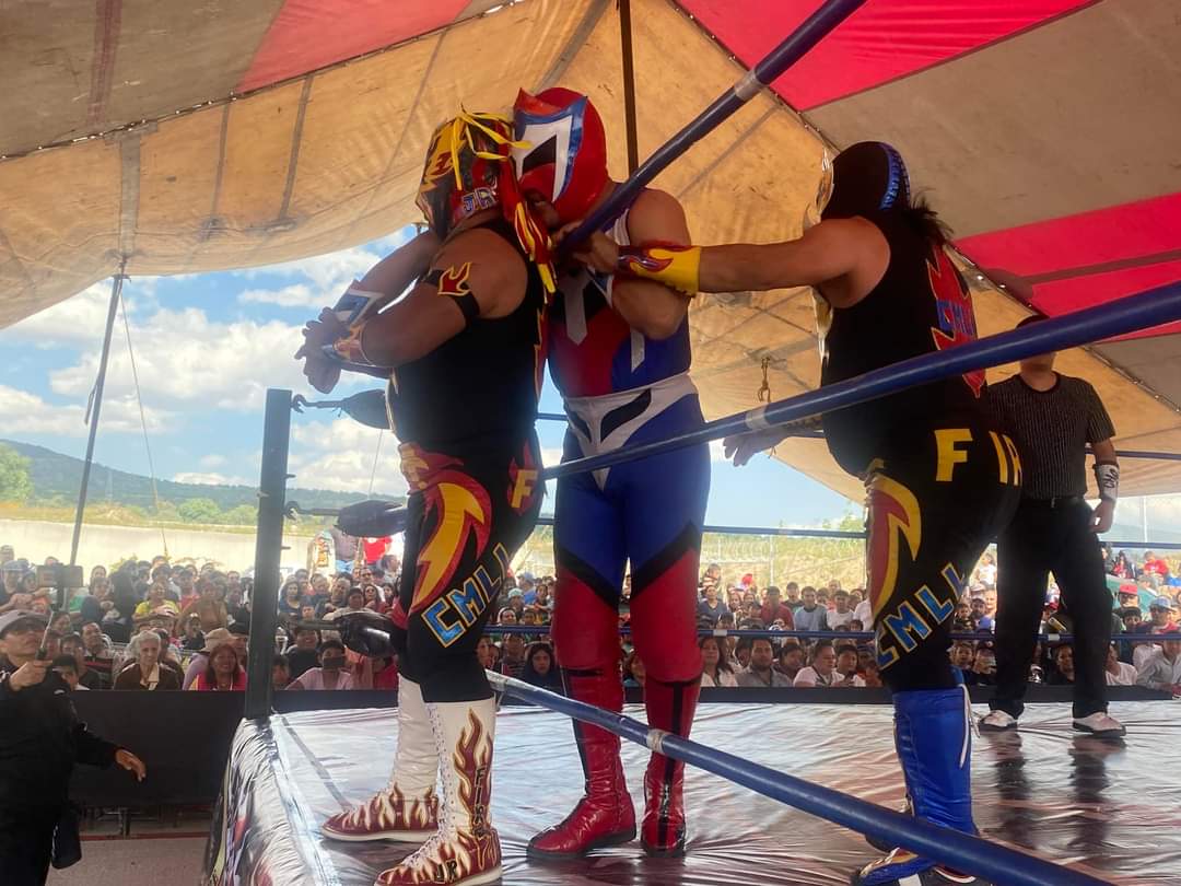 LaTijeraLucha's tweet photo. Arranca el gran festejo de la #NuevaCentralDeAbastosTecamac con la batalla de mini estrellas, donde los rudos impusieron condiciones al rendir de buena forma #Fire y #FireJr a los técnicos #PowerWhite y #MascaritaMagica con la magia de #HalconLuchaLibre…
#latijeraluchalibre https://t.co/JZsgEokEy5