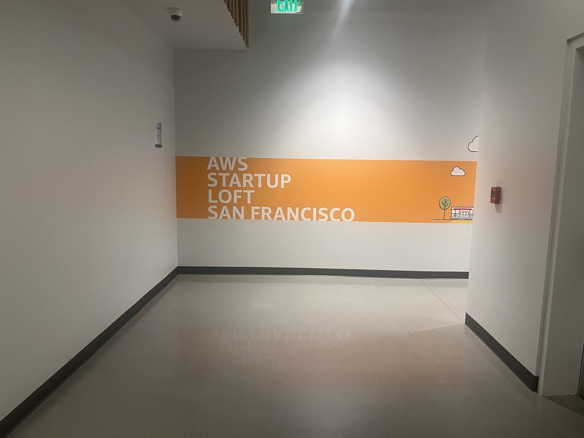 Johan_iroai's tweet photo. AWS AIデイに参加！
ワークショップが初心者にも優しい+最先端に触れれて最高 https://t.co/qF0JgAS3HO