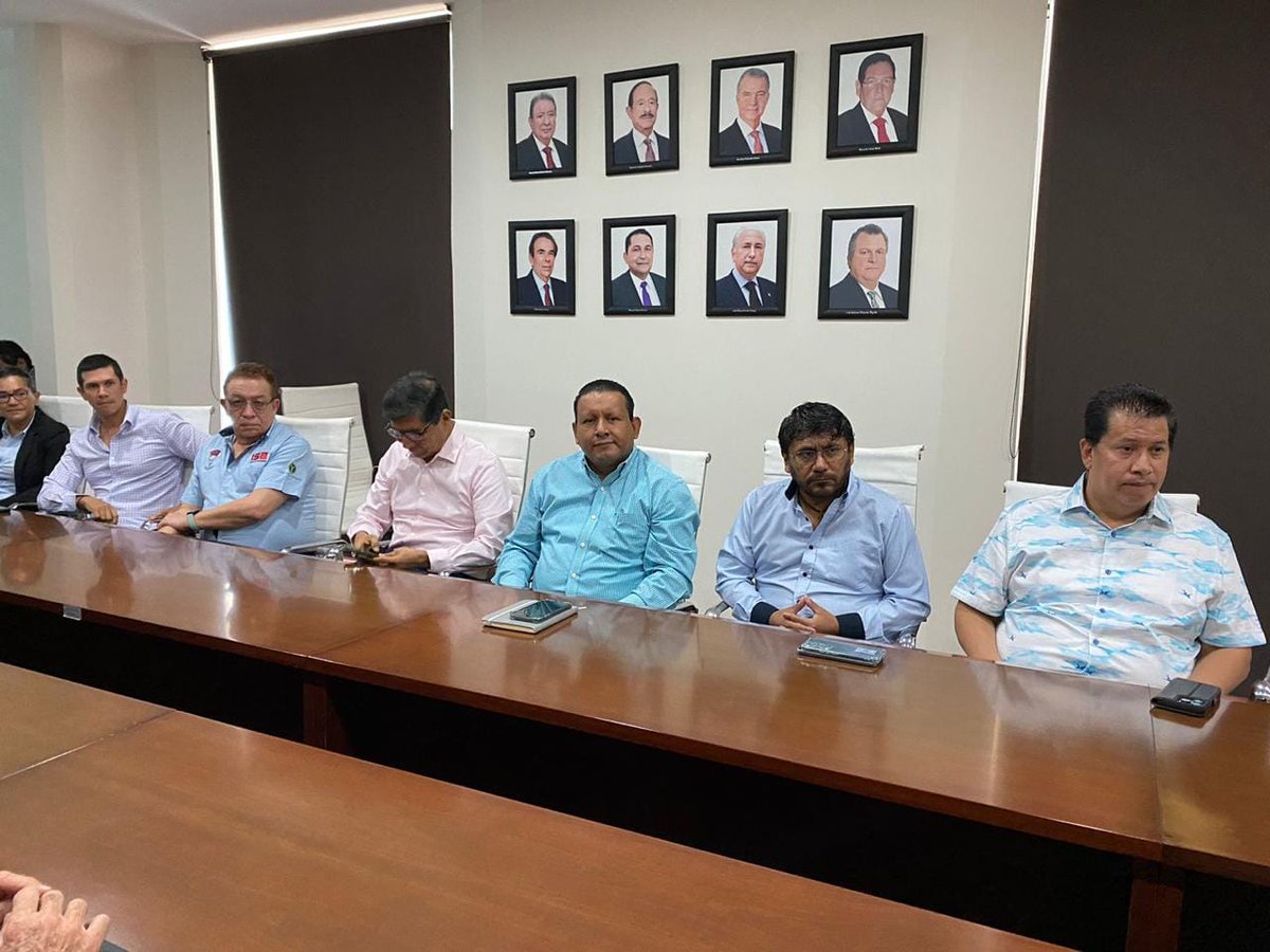 El Arq. Rodolfo Poblete Saldaña, en representación del C.P. José Tomás Méndez Valerio, Presidente de CANACO SERVYTUR Veracruz, asistió al 16° Aniversario de <a href="/CoolPlanetAC/">Cool Planet A.C.</a> , encabezado por el Lic. Luis Enrique Aguilar, en el Consejo Coordinador Empresarial Veracruz - Boca del Río.