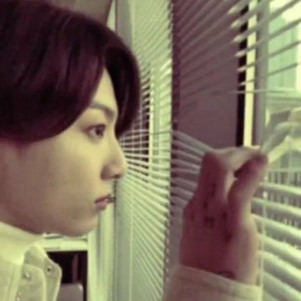 vlvskoo's tweet photo. Acá esperando a jhope como si el fuera a llegar a la casa mía a comerse unas arepas con diablito https://t.co/aJmqZkKq2J