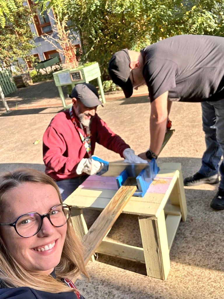 Benpn555's tweet photo. Aujourd'hui ce sera un travail d'équipe journée solidaire avec l'association Notre Dame de Bon Secours 
création de jardinière eco-construites et plantation avec les résidents (unité Alzheimer)
Un grand Big-up pour la boss de la visseuse @Jennifer_Tgv https://t.co/boFfKA6NAu