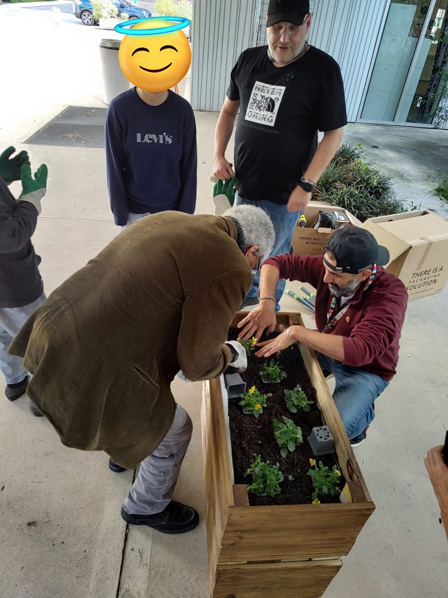 Benpn555's tweet photo. Aujourd'hui ce sera un travail d'équipe journée solidaire avec l'association Notre Dame de Bon Secours 
création de jardinière eco-construites et plantation avec les résidents (unité Alzheimer)
Un grand Big-up pour la boss de la visseuse @Jennifer_Tgv https://t.co/boFfKA6NAu
