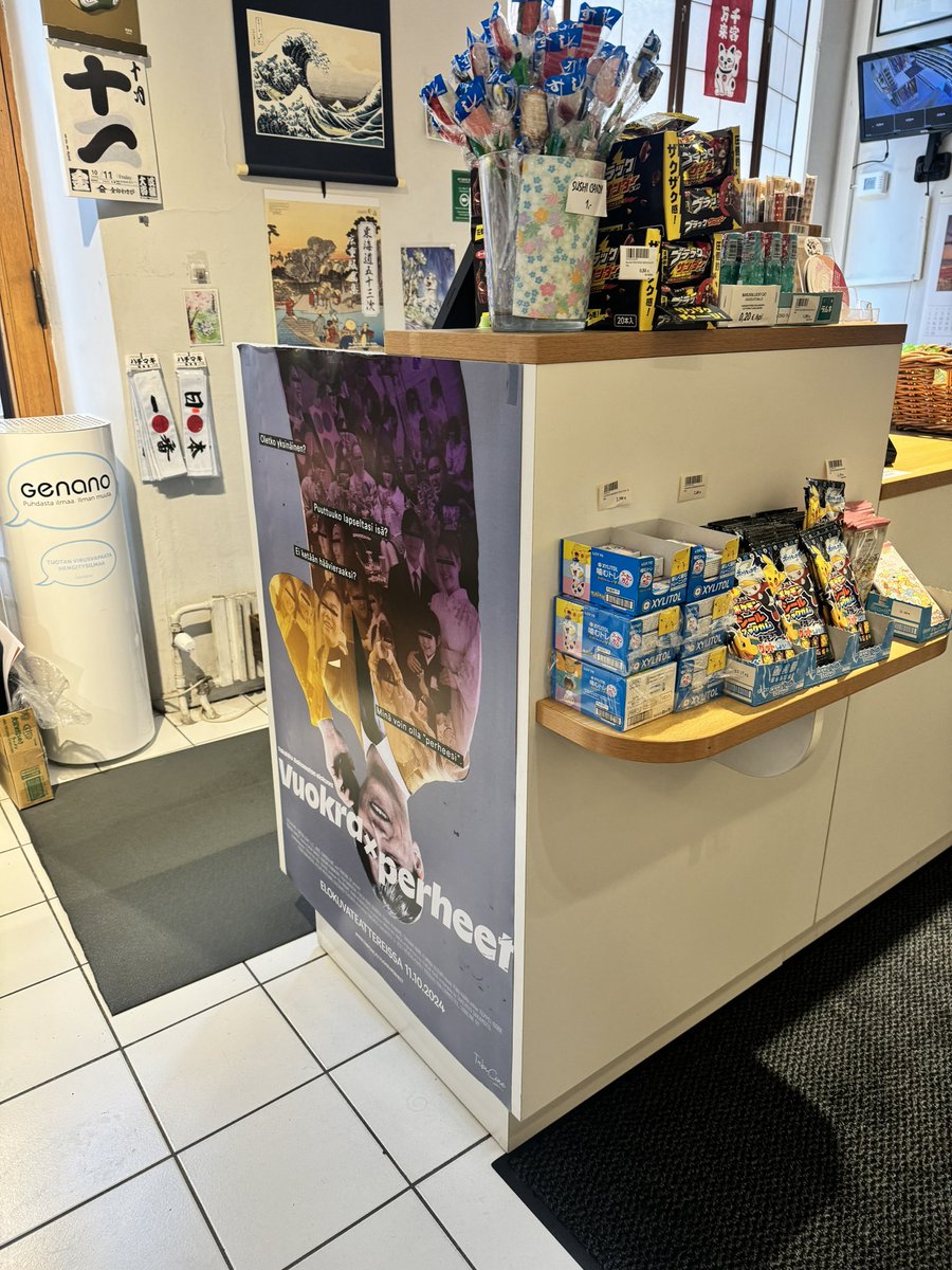 rentalfamily32's tweet photo. ヘルシンキの日本食材店 #Tokyokan さんで映画「#レンタルxファミリー」(#Vuokraperheet)のポスターを貼ってくださっています^_^
嬉しいです!
ヘルシンキ行かれた時は皆様是非^_^
本日もフィンランド各地で絶賛上映中です
#塩谷瞬 #川上なな実 #白石優愛
#でんでん #tabicine https://t.co/zjOUX32DiT