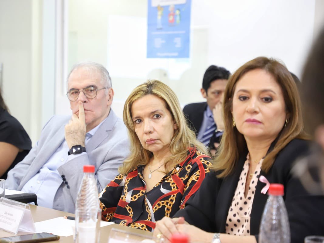 MTESS_PY's tweet photo. #ReformaLaboral | Con el liderazgo de la ministra de Trabajo @monicarecalded se celebró, esta tarde, la segunda #MesaDeTrabajo en el marco del proyecto de Reforma Laboral, un espacio clave para actualizar nuestras normativas laborales y adaptarlas a la realidad del mercado laboral paraguayo.

El encuentro reunió a los especialistas en derecho laboral y actores relevantes del sector, con el objetivo de construir consensos que permitan una reforma efectiva y alineada con los principios de un Estado social de derecho.

La discusión se centró en la necesidad de regularizar las relaciones laborales y crear incentivos para los empleadores que faciliten la inclusión de trabajadores informales en el sistema formal.

El Ministerio de Trabajo reafirma su compromiso de mantener un proceso inclusivo, basado en el diálogo entre las partes interesadas, para garantizar que la Reforma Laboral no solo responda a intereses particulares, sino que promueva el bienestar social y la dignidad del trabajo. La participación activa de abogados y expertos es esencial para asegurar un análisis legal riguroso que garantice la legitimidad de las propuestas.

Este tipo de espacios permite fortalecer el debate público y fomenta la construcción de un sistema laboral más justo y equitativo. El Ministerio continuará convocando estas mesas de trabajo con todos los sectores involucrados para avanzar en la reforma y garantizar que los derechos laborales de todos los paraguayos sean protegidos y fortalecidos.