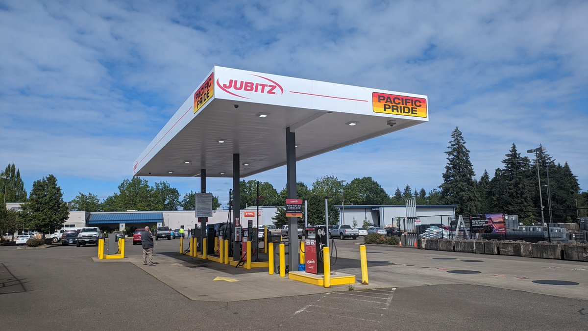 Our Jubitz Fleet team is proud to be one of the best in the business! Offering local, personalized fuel delivery, lubricants, cardlock fueling, and cost-saving fueling cards, we’ve served Oregon and Washington with top-tier customer service for over 70 years.#JubitzFuelingSuccess