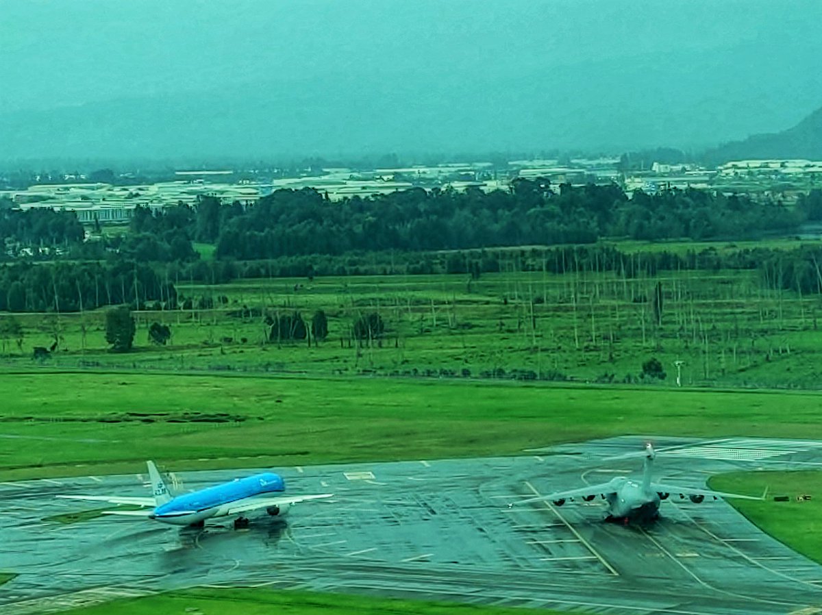 GEORGE2L_ATC's tweet photo. @BOG_ELDORADO @KLM #B787 #C17 #Globemaster #Heavy #avgeek https://t.co/1BQtVw5JLP