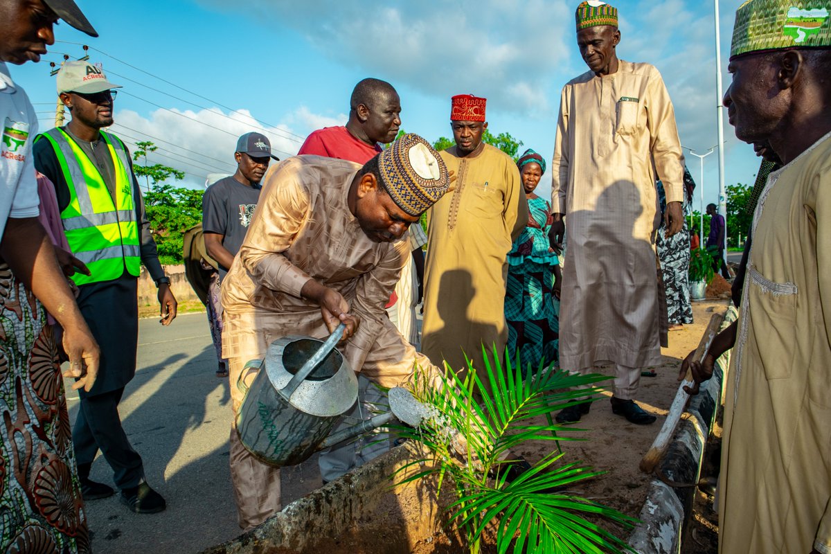 AdamawaAcresal's tweet photo. Adamawa Government through ACReSAL begins ambitious Greening of capital city... State Project Coordinator @imdchinda leads by example. Several NGO's like @SewakuGroup @Bincike_Int @kidfulanee001 are partnering on the "Greening Greater Yola" initiative! https://t.co/rxpT7kUOXk