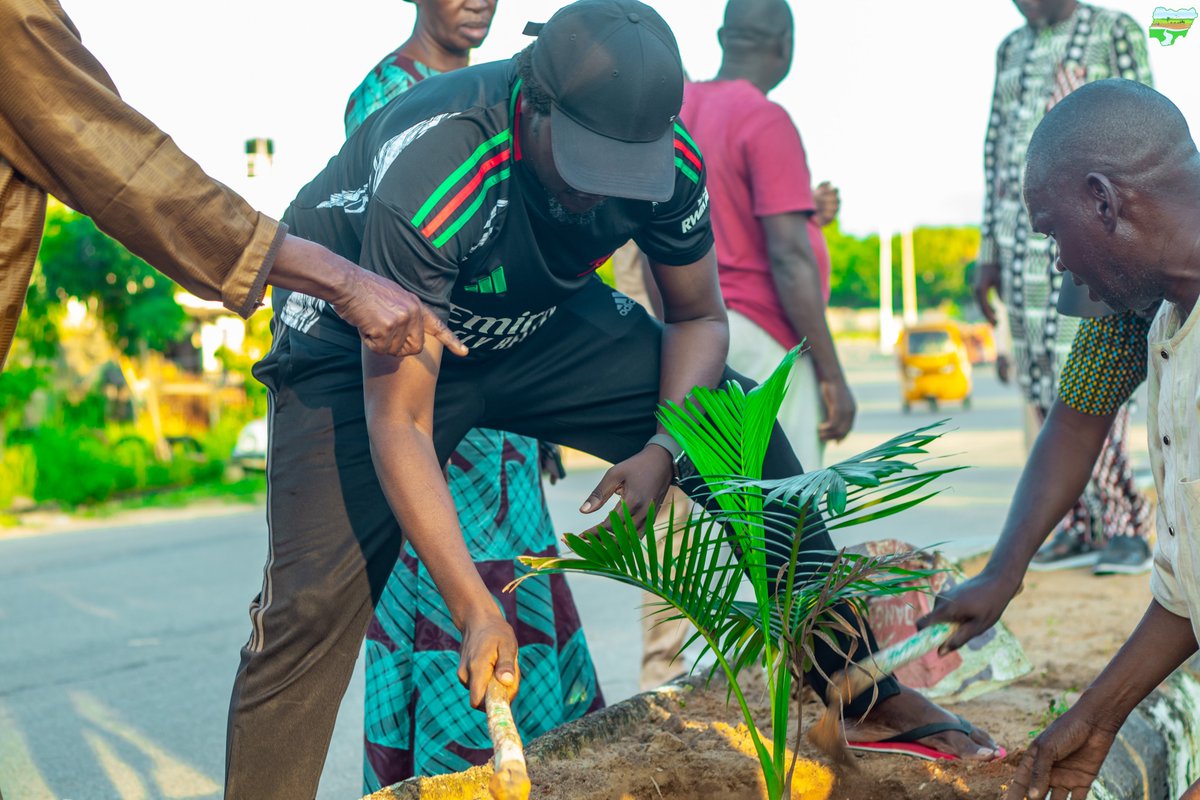 AdamawaAcresal's tweet photo. Adamawa Government through ACReSAL begins ambitious Greening of capital city... State Project Coordinator @imdchinda leads by example. Several NGO's like @SewakuGroup @Bincike_Int @kidfulanee001 are partnering on the "Greening Greater Yola" initiative! https://t.co/rxpT7kUOXk