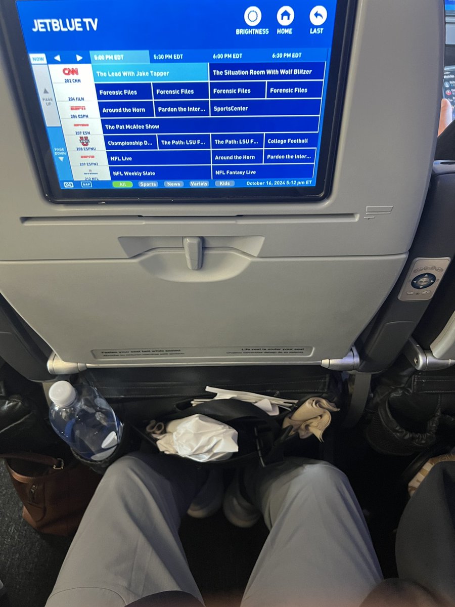 everydayoz_'s tweet photo. @JetBlue Had a connecting flight so I paid for a window seat but still got the middle seat?! What’s going on today? @JetBlue  Flight 1903 https://t.co/20Q4IPmZvG