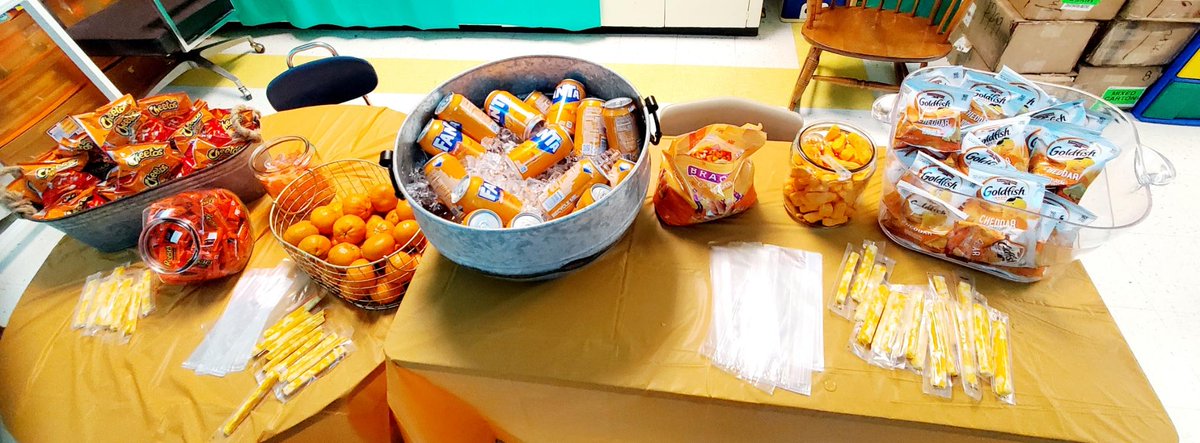ElemHopkins's tweet photo. A huge thank you to Dr. Haynes for sponsoring today's treats for Unity Day at Hopkins Elementary! #HESHappening #ExcellenceHappensHere #UnityDay #BullyAwarenessMonth https://t.co/5WGqRdRck0