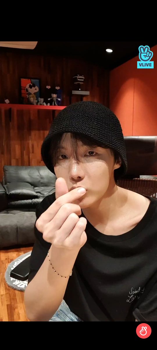 Yocoloarmy7's tweet photo. A horas de un vlive  y a horas de escuchar a Nam con la trompeta 🤭😂💞💜✨️🫶
#HOBI_HOMECOMING #Hobi https://t.co/jWTiFoYWtV