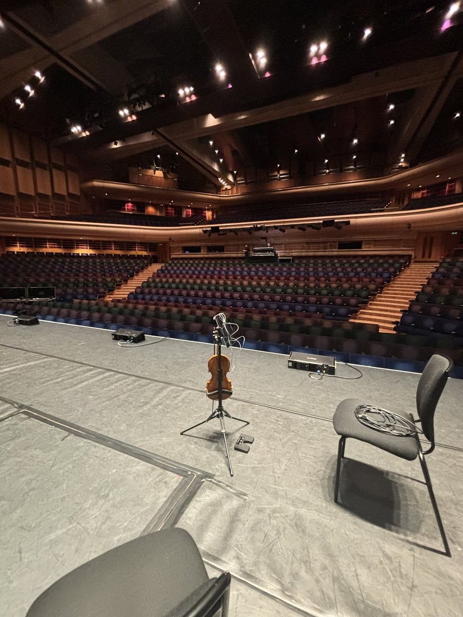 AmyVChalmers's tweet photo. Incredible night playing violin for @BRyderJones at @BarbicanCentre . 
This has now set the gig bar quite high… Too lovely. ❤️ https://t.co/hcFCwxcRUw