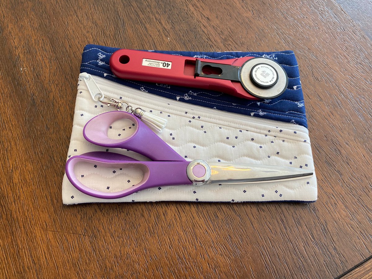 angelhw1956's tweet image. Quilted Two Tone Zipper Pouch tuppu.net/6cddc527 #TeaTimeQuiltsnMore #Etsy #RotaryCutter