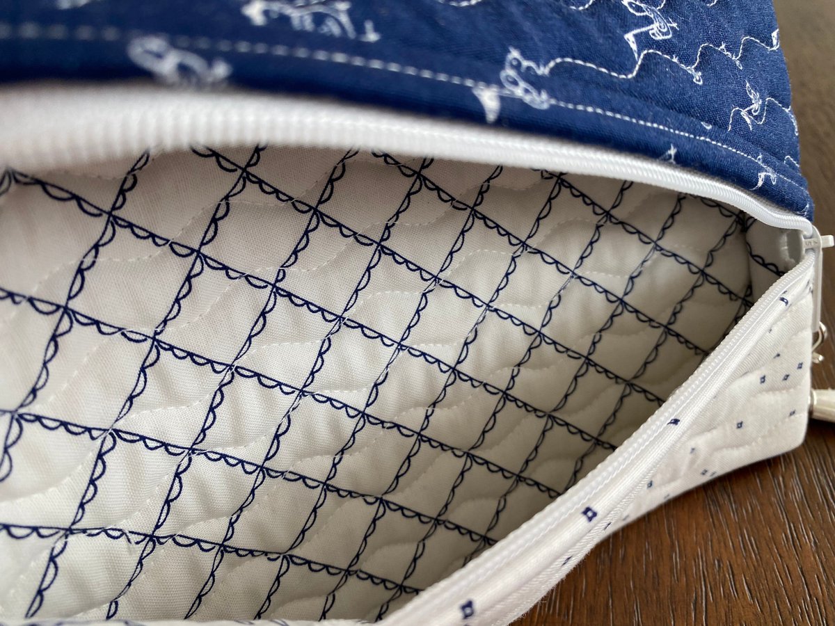 angelhw1956's tweet image. Quilted Two Tone Zipper Pouch tuppu.net/6cddc527 #TeaTimeQuiltsnMore #Etsy #RotaryCutter