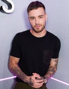 moray_tv's tweet photo. #ÚLTIMAHORA

#ARGENTINA

MURIÓ LIAM PAYNE

El exmiembro de #OneDirection, 32 años murió al caer desde el tercer piso de un hotel en #Palermo. Vecinos habían denunciado que el músico estaba "agresivo" y que podría estar bajo efectos de drogas o alcohol. 

#LiamPayne https://t.co/c3R2tpAKbz
