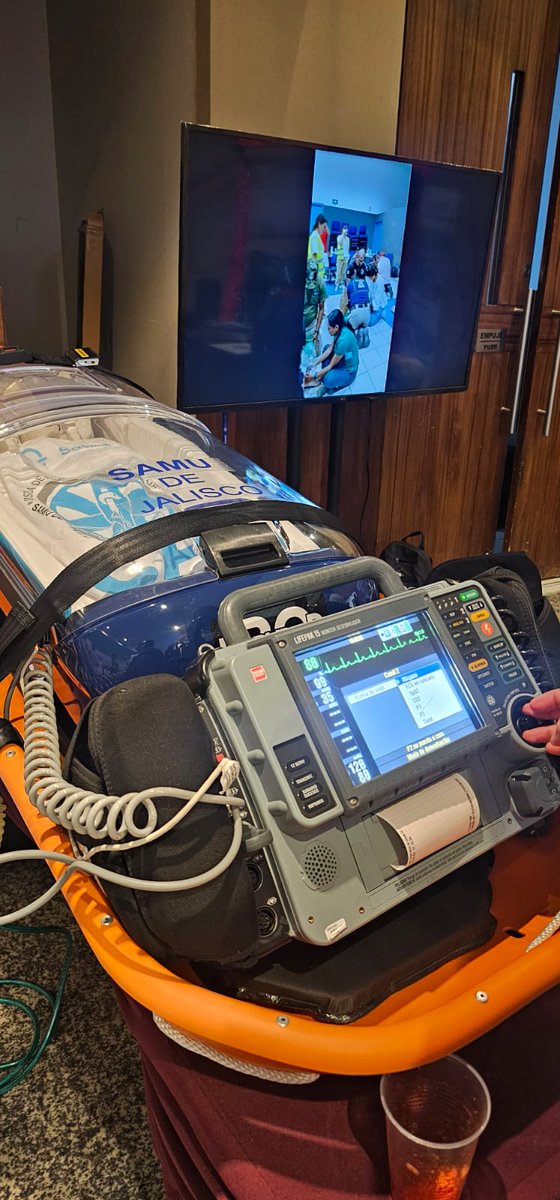 SAMUJalisco's tweet photo. ... participa con ponencias y un stand de exposición del equipo y la tecnología de punta con la que están equipadas las UTIM (Unidad de Terapia Intensiva Móvil). Siempre a la vanguardia! 2/2
#samucontigo 🚑🚁
#tecnologiadepunta
#Equipomedico https://t.co/urA7X6T4wH