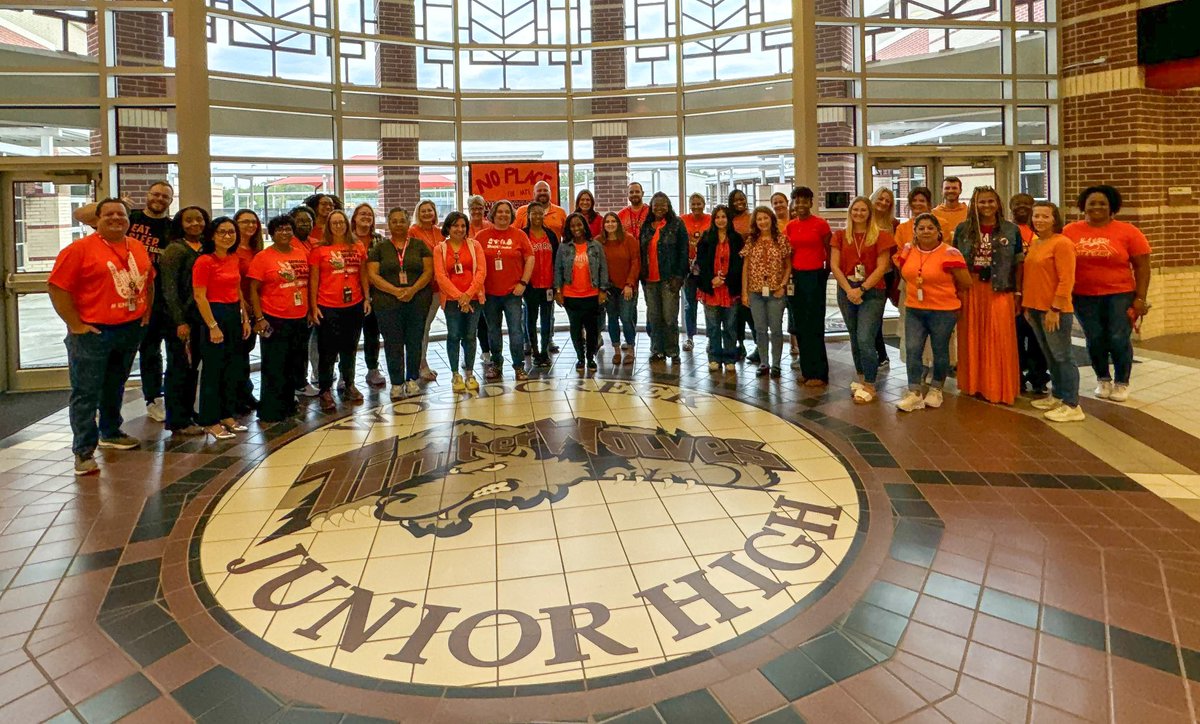 WoodCreekJrHigh's tweet image. Happy UNITY day! By wearing orange today we express our solidarity - Together against bullying and UNITED for kindness, acceptance and inclusion! 

GO TIMBERWOLVES!!! #UnityDay2024 #KatyCommUNITY