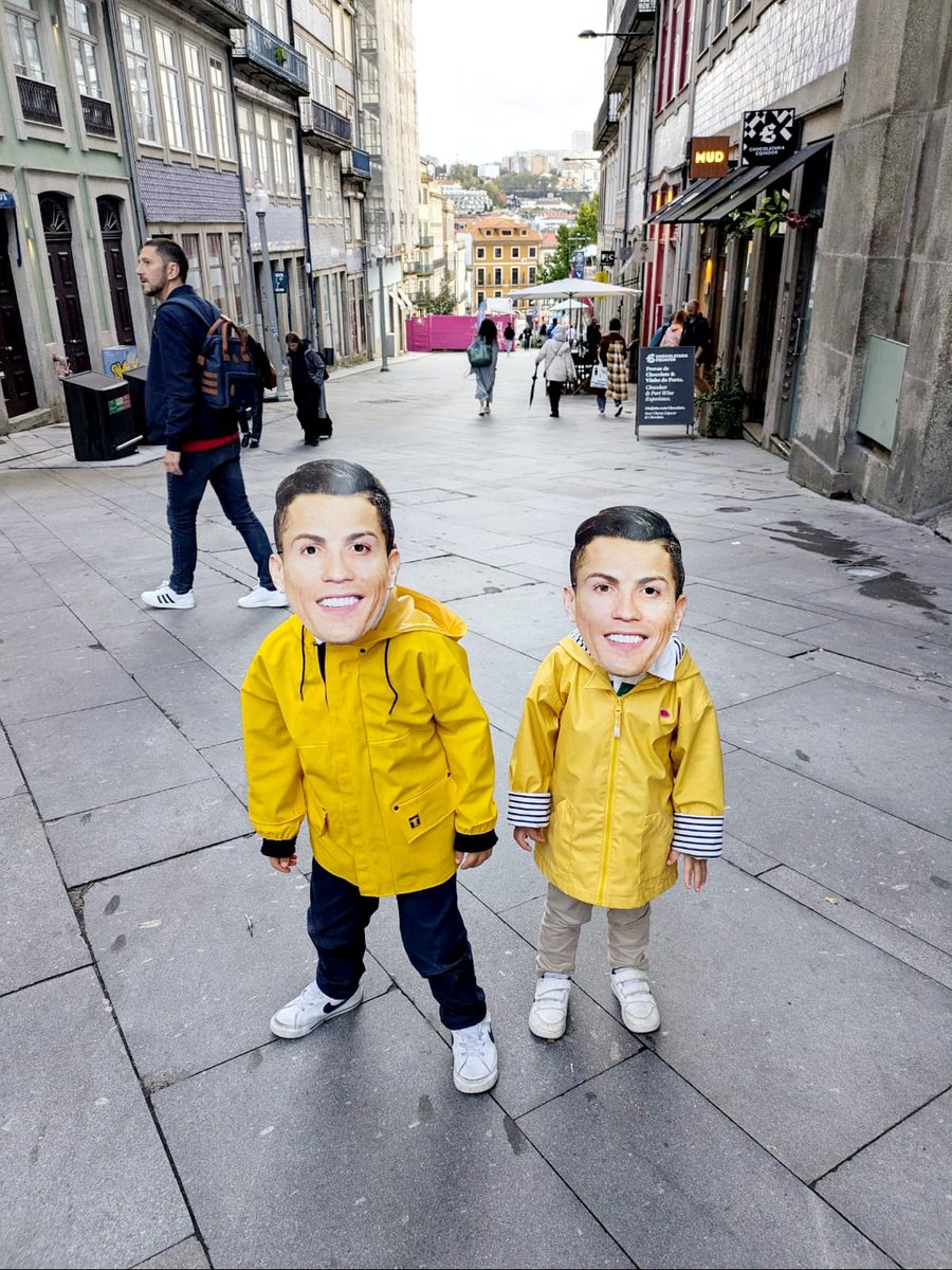 Les petits ont beaucoup fait rire dans les rues de #Porto.