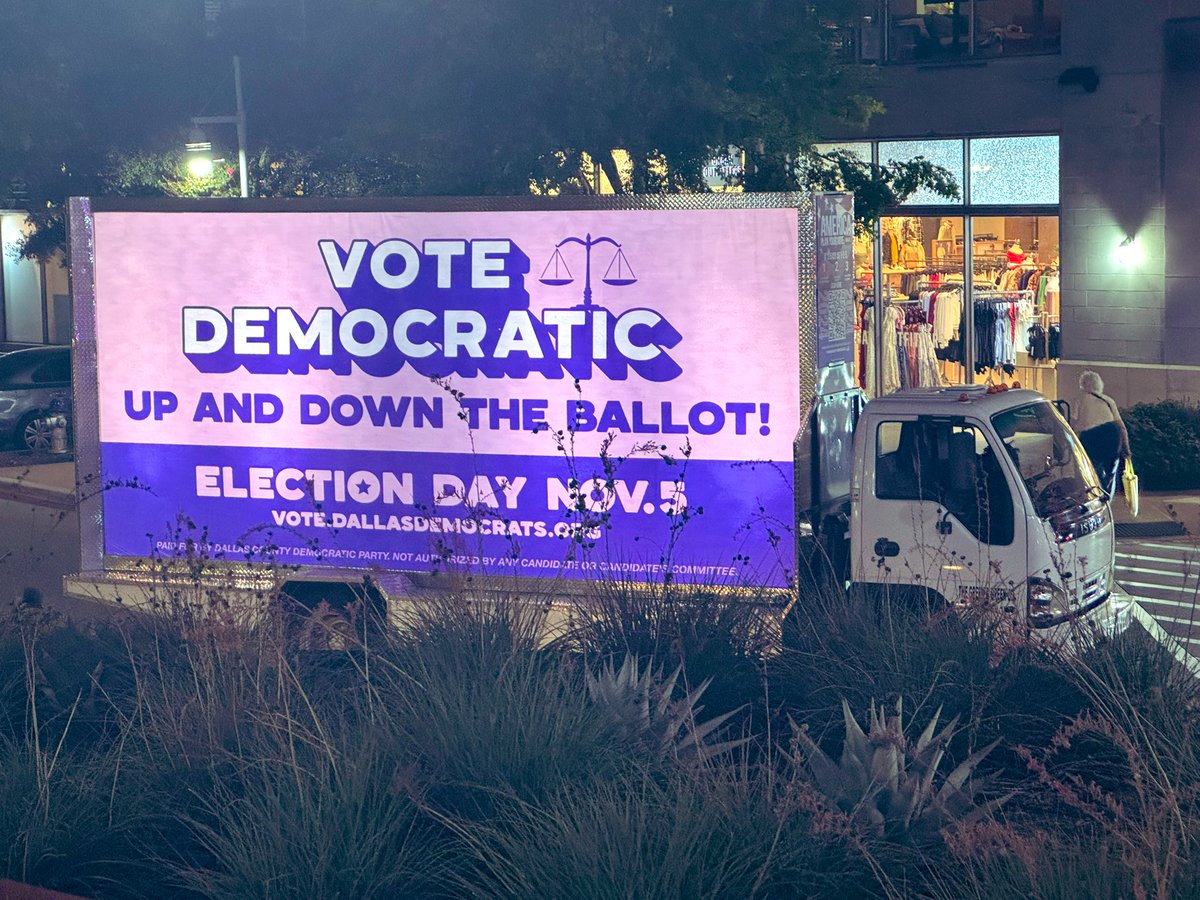 Y’all this is in Dallas! 🔥 Look what rolled up outside the Texas Senate Debate last night. I approve of course. <a href="/dallasdemocrats/">Dallas Democrats</a> <a href="/texasdemocrats/">Texas Democrats</a> <a href="/DallasYoungDems/">Dallas County Young Democrats</a>