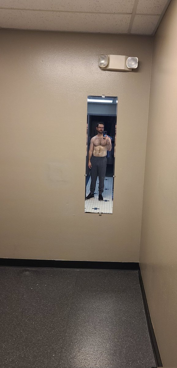 Furryfe11a's tweet photo. Hi again, checking in from the world's smallest gym mirror https://t.co/KsRdggylLD