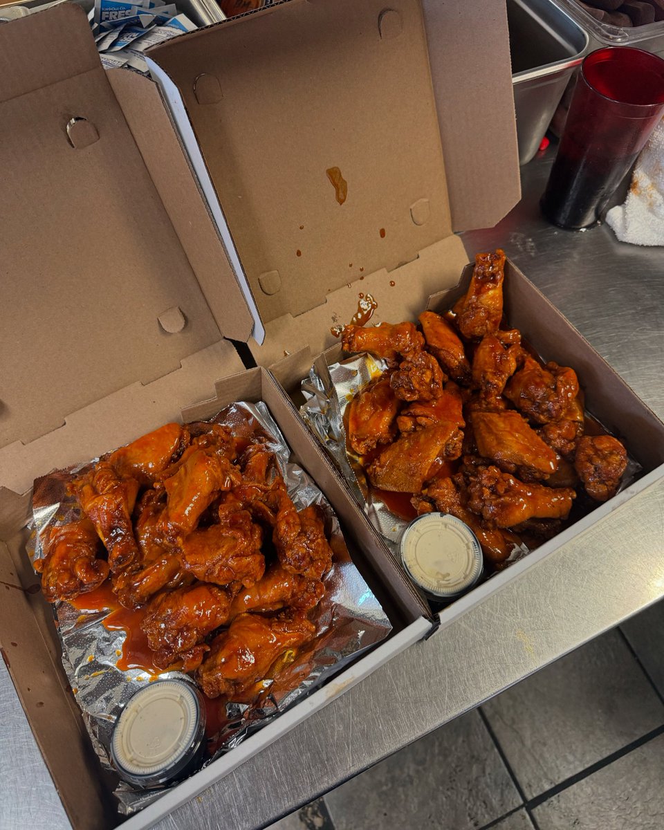 WingnutzB's tweet photo. it’s that time of the week again 

WING WEDNESDAY ‼️
10 for $10 wings (dine-in only) 
#dollarwings https://t.co/26sPPh3RP9