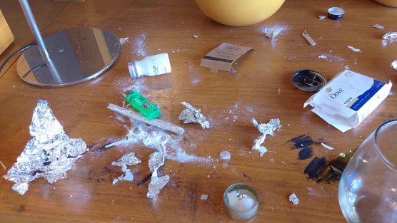 EsTendenciaEnX's tweet photo. “Liam Payne”:
Porque así habría quedado su cuarto de hotel, piña a la televisión y drogas repartidas por la mesa https://t.co/3Lih3bKIkU
