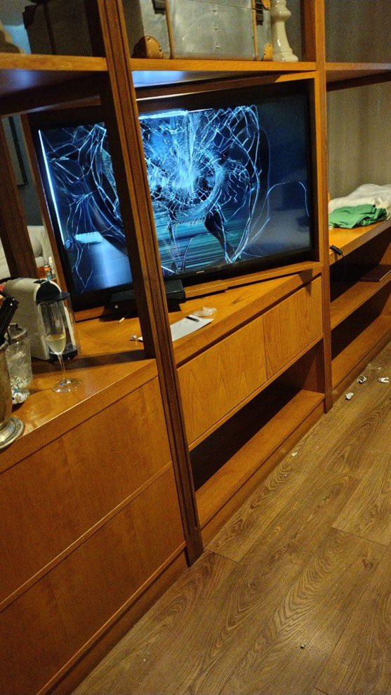 EsTendenciaEnX's tweet photo. “Liam Payne”:
Porque así habría quedado su cuarto de hotel, piña a la televisión y drogas repartidas por la mesa https://t.co/3Lih3bKIkU