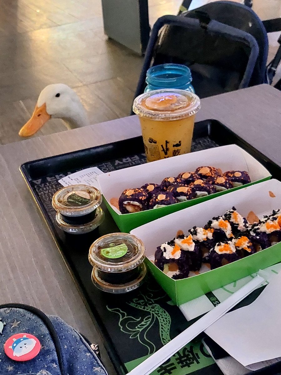 GabyPer2718's tweet photo. Anoche salimos a cenar con Pedro y disfrutamos de nuestro sushi edición Halloween está riquísimo gracias @SushiRollmx https://t.co/iQ3QpPcjau