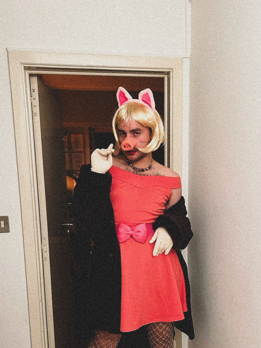 wimpyfag's tweet photo. @katya_zamo me as miss piggy last year xo #showusyourcostume 🎃🎃 https://t.co/fTnHNIrJCU