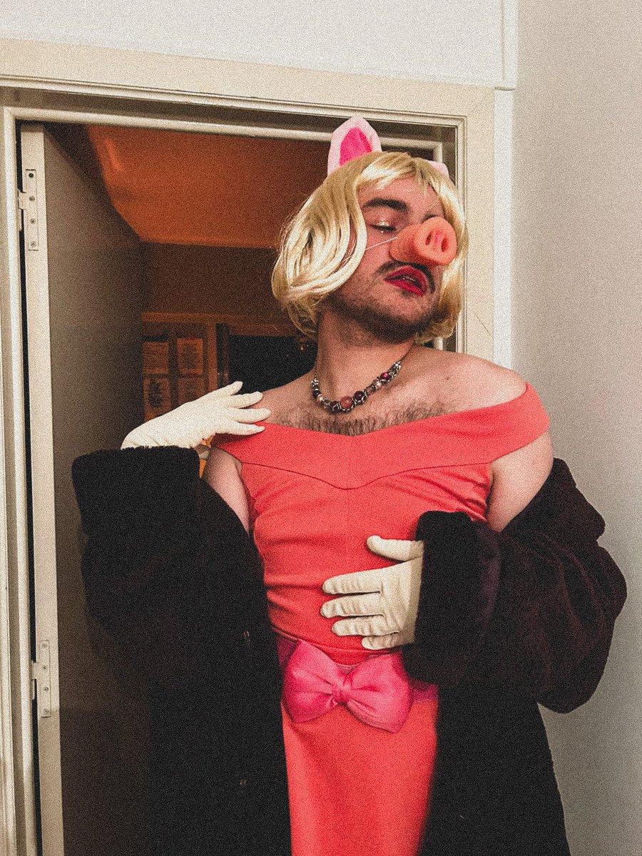 wimpyfag's tweet photo. @katya_zamo me as miss piggy last year xo #showusyourcostume 🎃🎃 https://t.co/fTnHNIrJCU