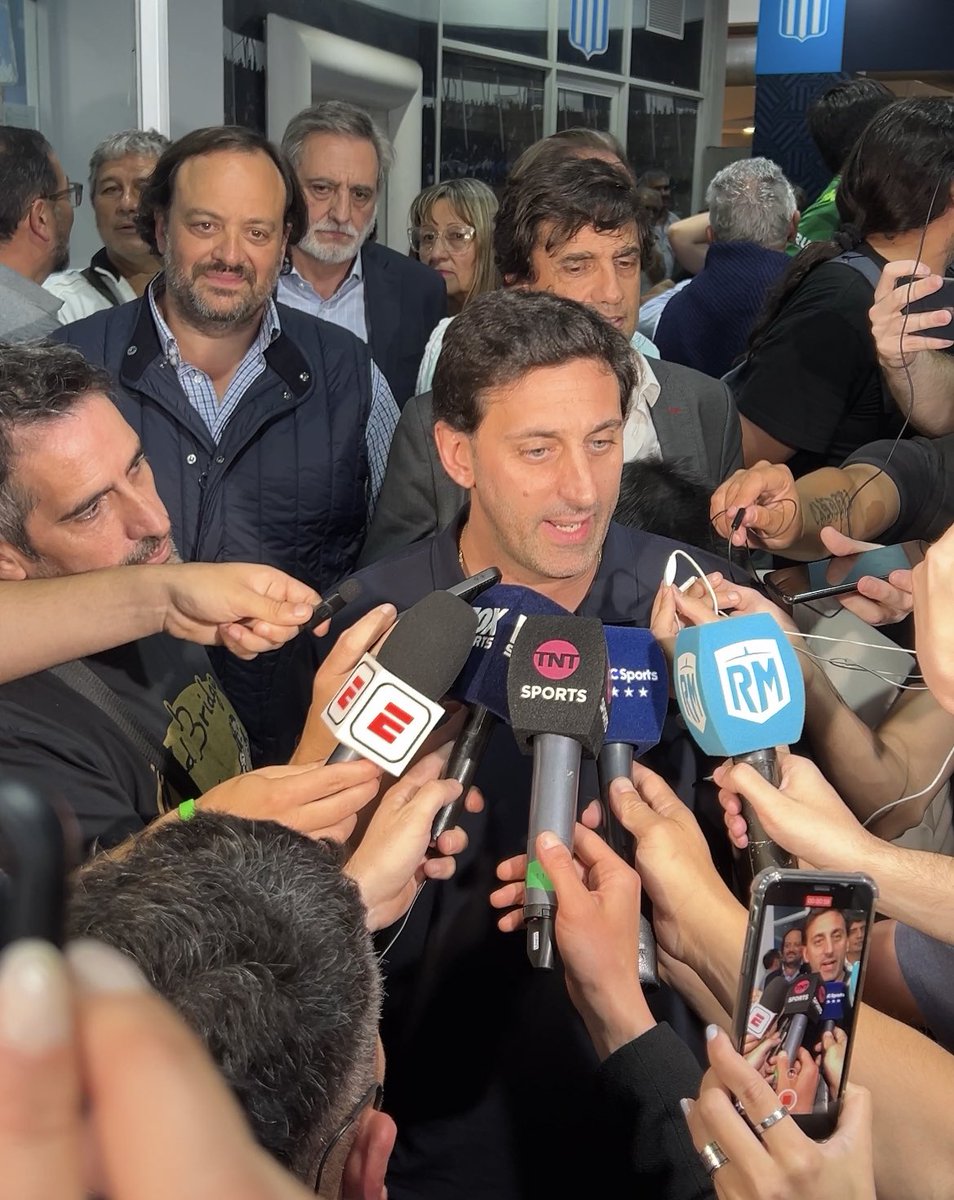 LaAcadeAgrup's tweet photo. 💙 #RacingSueña 
Ayer presentamos la lista completa, con Diego Milito a la cabeza. ¡Fiesta total con su llegada a la sede! 🙌

Felicitaciones @martinnferre, candidato a Vicepresidente.

El 15/12 te esperamos para dar el salto que Racing necesita. ¡Acompañanos! ⚽💪 https://t.co/zqSQfqjjoh