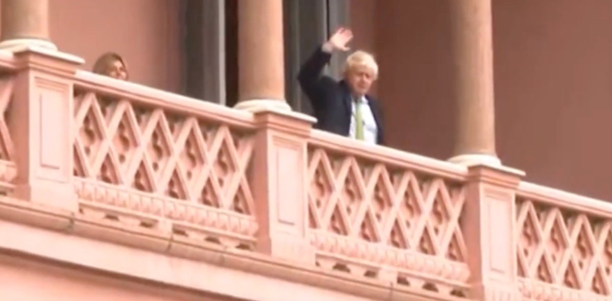 Y no solo eso <a href="/felipe_sola/">Felipe Solá</a> , viene Boris Johnson y lo invitan al balcon...... FIN