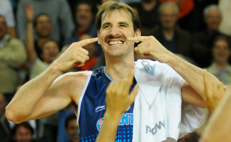 Entre el Preolímpico 2007 y el del 2011, el correntino tuvo un look particular que, junto con su entrega dentro de la cancha, quedaron en el recuerdo.

Fede Kammerichs y una cábala que se convirtió en historia
basquetplus.com/federico-kamme…