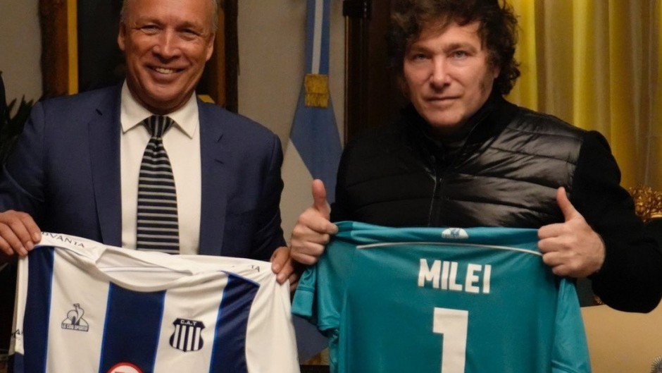 DanteLeguizamon's tweet image. El presidente circunstancial de @CATalleresdecba puede hacer lo que quiera con su vida y sus intereses políticos, pero #Fassi debe saber que ningún hijo de puta (por más amigo suyo que sea) podrá apropiarse de lo que significa @CATalleresdecba. 
El club es de los hinchas.