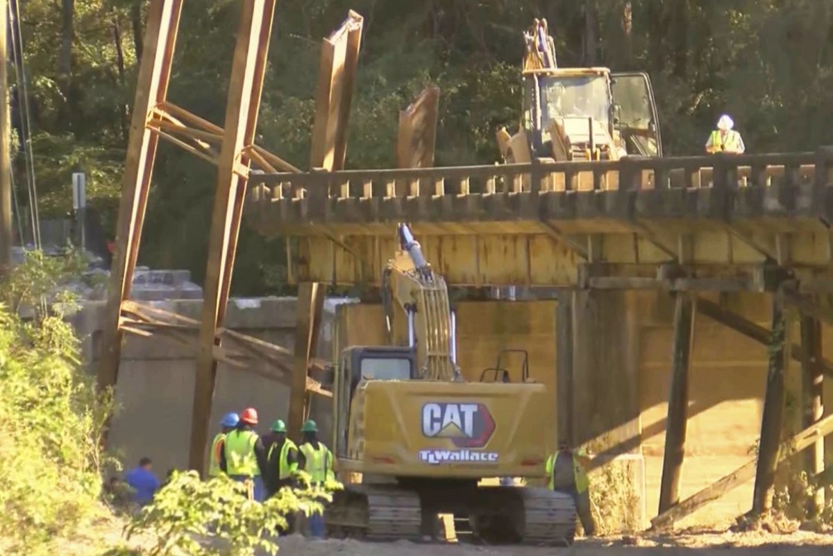 AssetsClk's tweet image. On Wednesday afternoon, a bridge collapsed in Mississippi, killing at least three people and seriously injuring four others.　＃Ｕ．Ｓ．Ａ