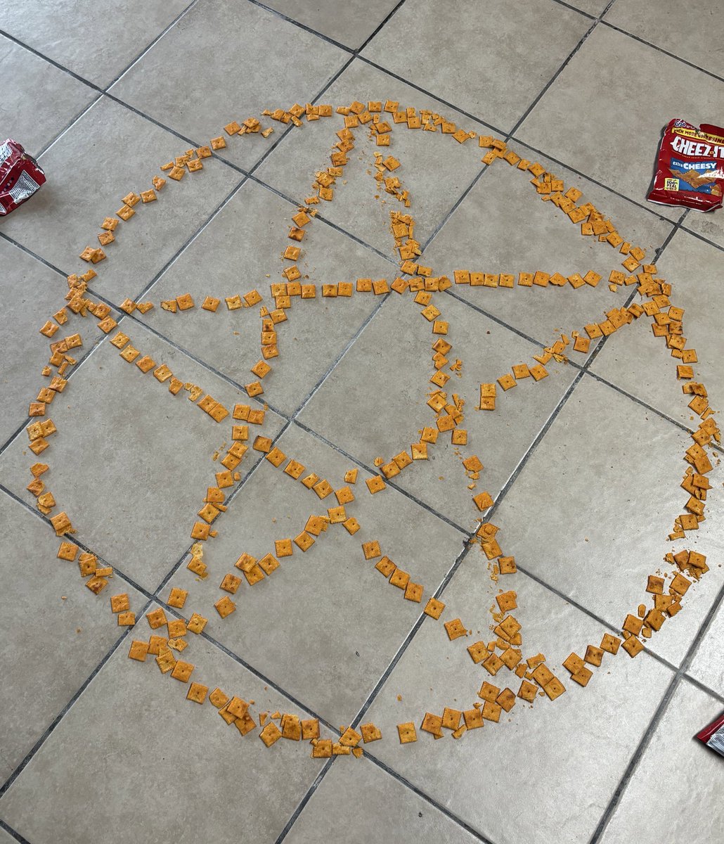 JohnnieGuilbert's tweet photo. Nothing strange going on here https://t.co/45FspQ1Og1