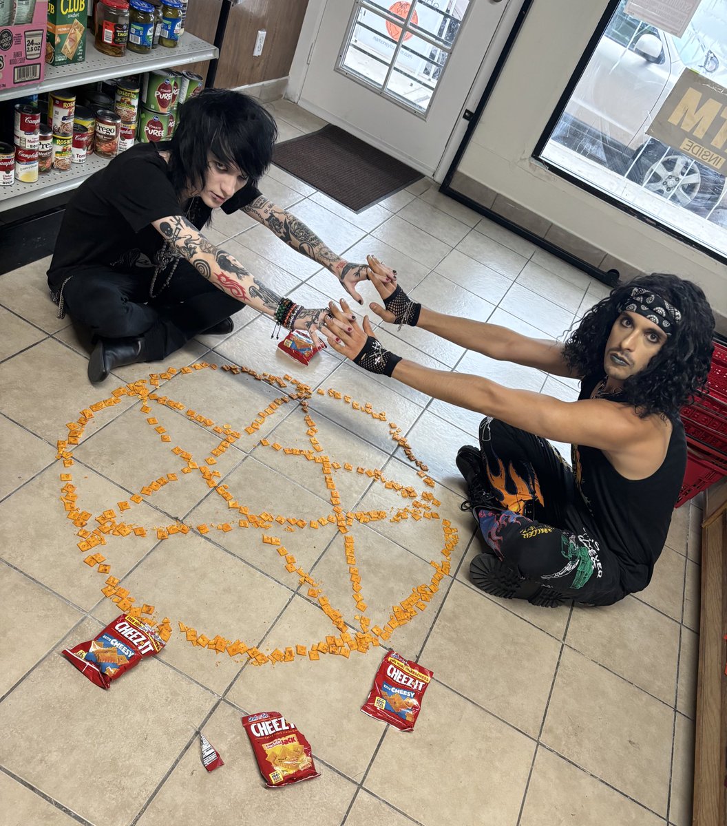 JohnnieGuilbert's tweet photo. Nothing strange going on here https://t.co/45FspQ1Og1