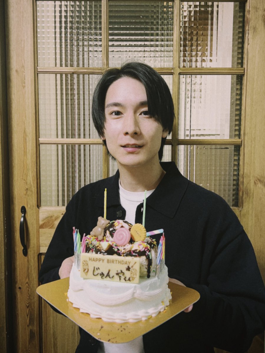 asajun_official's tweet photo. 本日、28歳になりました！

"感謝"と"思いやり"を大��にしながら
自分の歩幅で歩んでいきたいと思います
28歳もよろしくお願いします！

朝田淳弥 https://t.co/lYpQzdrI2A