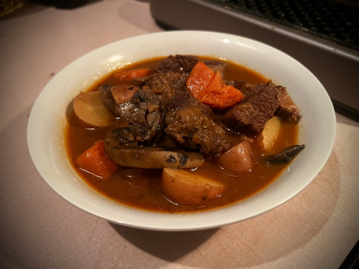 JtheShep's tweet photo. Weather is nice and cool, got in the mood to make some stew~ 

Potatoes, chuck, carrots, onions and caramelized shrooms https://t.co/CIdeaaxF2L