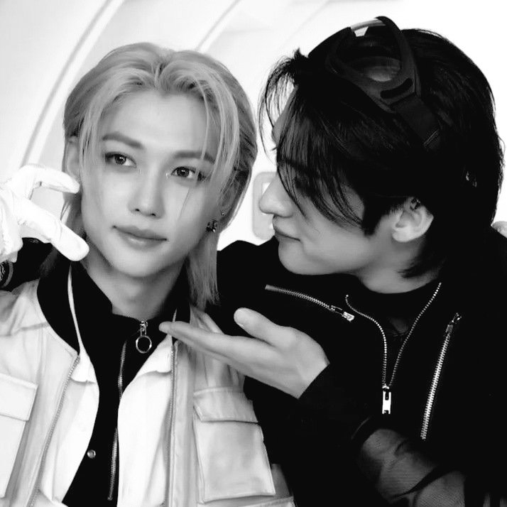 MochiAu98's tweet photo. Hyunlix / Minlix au "Al calor de las masas" 

Hynjin y Flix llevan una relación perfecta o al menos eso es lo que aparentan. Todo cambia cuando flx conoce a su nuevo compañero de trabajo, quien comienza a tratarlo como le gustaría que su novio lo hiciera. https://t.co/taoM349rnH