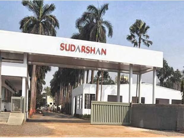 CNBCTV18Live's tweet photo. #HeubachColorants| #SudarshanChem launches open offer for 26% stake in co at ₹578.11/sh https://t.co/xdIEzp5flv