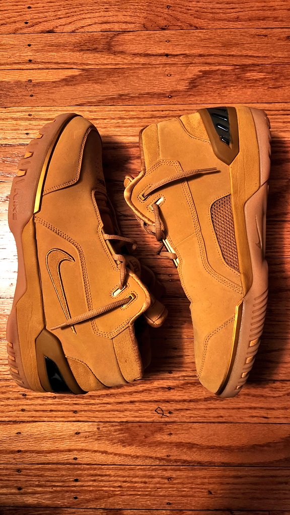 k5grizzly's tweet photo. A touch of crisp fall air = #WHEAT #WDYWT #KOTD #LEBRON #ZOOMGENERATION https://t.co/gl8U8SYKzj