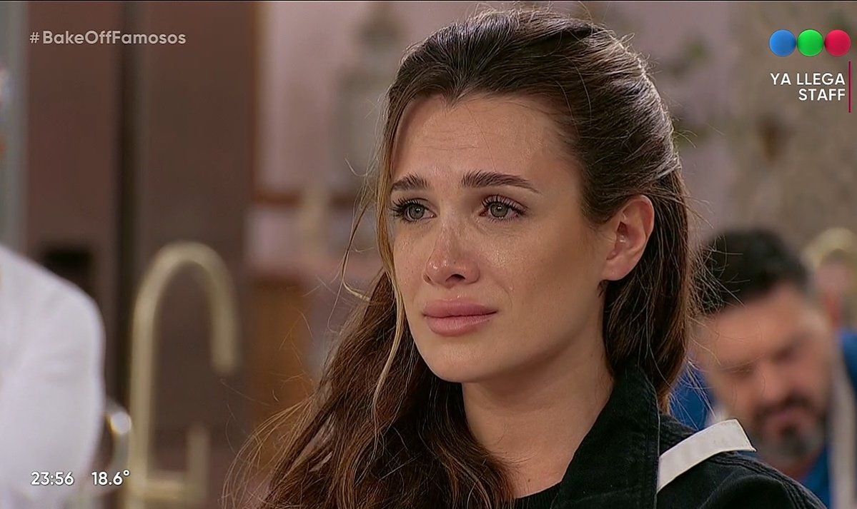 Era la unica que cocinaba todo sola, ayudaba a sus compañeros, no era envidiosa, si tenia un beneficio lo compartía, pasaba sus recetas, es la primera vez que se equivoca en algo y la eliminan, QUE HICIERON?
#BakeOffFamosos