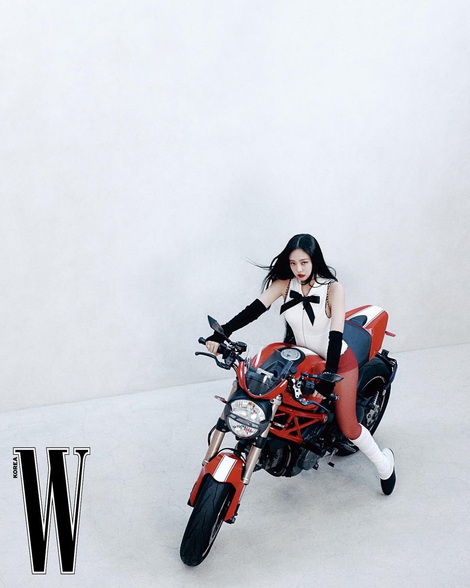 jenniepics's tweet photo. jennie for w korea https://t.co/ikCLISUmVG