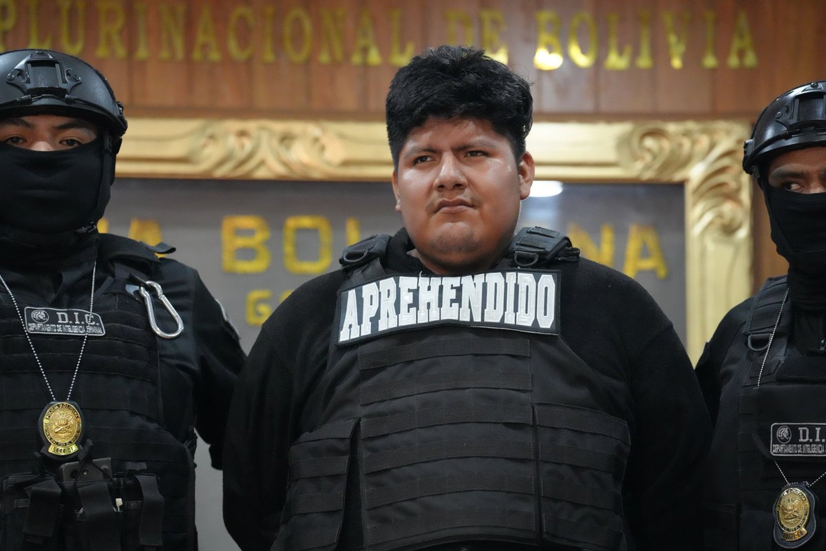 fabiolachambi's tweet photo. Él es Edwin Marcos Calle Huanca, el feminicida de Kamila. Aún no tiene condena. Pero su rostro y su nombre no pueden esconderse más. La brutalidad con que la asesinó le quita ese privilegio.

Ojalá ese vídeo deje de compartirse, hay una familia destrozada y que la indignación nos mueva.
