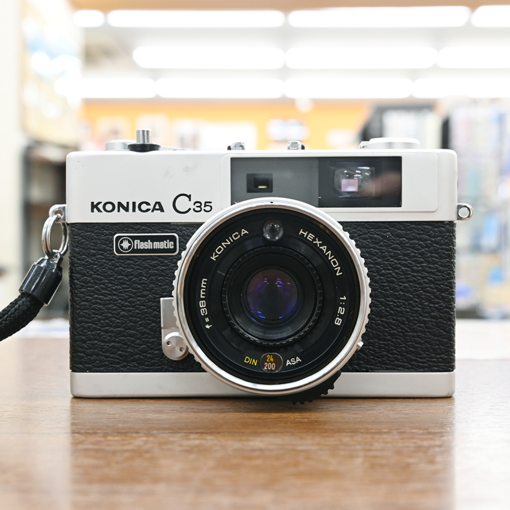 champcamera's tweet photo. #Konica C35 Flashmatic 後期型（整備済）￥22,000- by #青葉台 店

「#ジャーニーコニカ」の愛称の通り、旅先に気軽に持っていけるコンパクトな #フィルムカメラ。
自動露出×レンジファインダーで、ピント合わせに集中して撮影ができます◎
#KonicaC35Flashmatic #田園都市線
https://t.co/blrpePpzwU https://t.co/5bM3LEyBU0